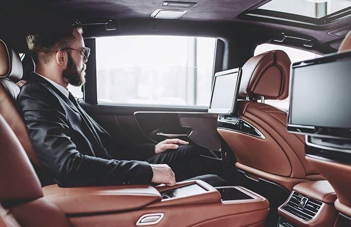 Airport Chauffeur Service: Meet-and-Greet Transfers for Business Travellers